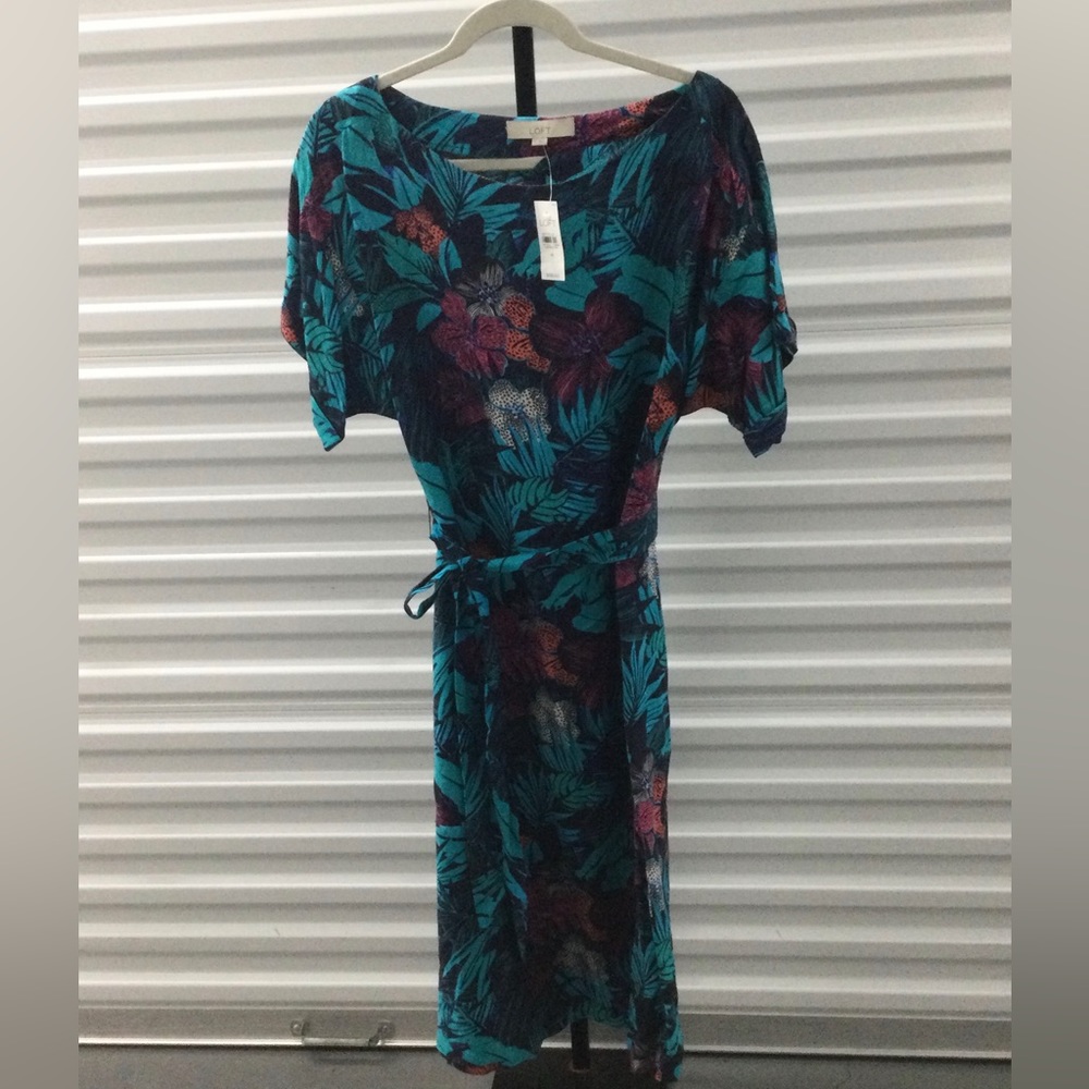 NWT LOFT lovely tropical summer dress, can be worn with or without belt.